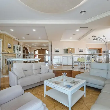 別荘 Luxury Nautilus Heated Pool アデヘ