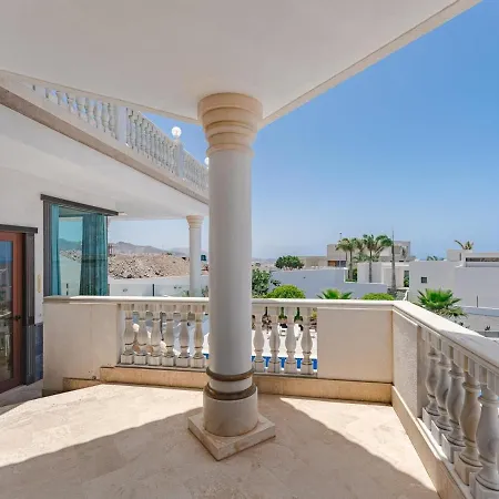 Luxury Nautilus Heated Pool アデヘ