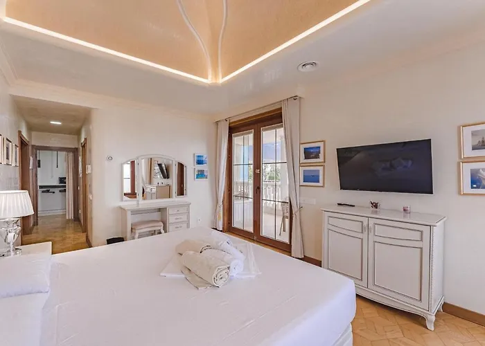 Luxury Nautilus Heated Pool Holiday home