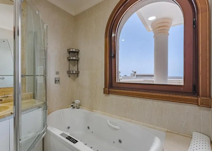 Luxury Nautilus Heated Pool Holiday home *